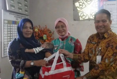 Pemkot Pangkalpinang Serahkan Bantuan Kemensos Bagi Korban Banjir Rob