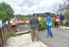 Jembatan Dusun Air Abik Belinyu Roboh, Dua Pengendara Motor Tertimpa