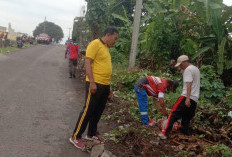 Bhabinkamtibmas Semabung Lama Ajak Warga Gotong Royong, Bersihkan Lingkungan Cegah Genangan Air