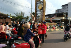 Salam Olahraga, KONI Basel Bagikan Ratusan Takjil ke Pengguna Jalan di Toboali 