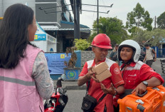 YBM PLN Berbagi Berkah Ramadan 1447 H, Takjil Dibagikan untuk Jemaah Masjid dan Pengendara di Tanjungpandan