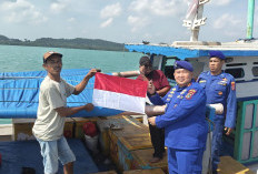 Puluhan Bendera Merah Putih Dibagikan Sat Polairud Basel ke Kapal Nelayan Sadai 