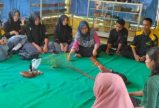 Pemkab Bangka Barat Latih Pelajar Menganyam Kopiah Resam