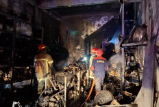 Ruko Elektronik di Depan Pasar Sungailiat Terbakar