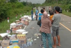 Truk Sembako Terbalik di Desa Jeriji, Beras, Terigu, Minyak Goreng Berserakan di Jalan