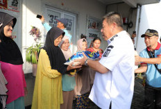 Berbagi Kebahagiaan Hari Jadi ke-25 Babel, Gubernur Hidayat Bagikan Ratusan Sembako di Pasar Kampung Asam