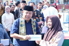 Dorong Pemerataan Dukungan Pendidikan di Babel, Gubernur Hidayat Arsani Salurkan Bantuan Sekolah