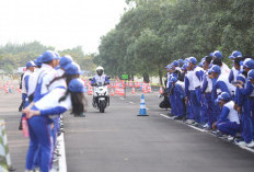 Cara Menurunkan Kaki yang Benar Saat Berhenti Berkendara