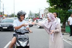 Semangat Ramadan, PLN UIW Babel Gelar Aksi Srikandi Berbagi Takjil Gratis