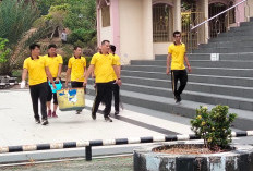 Jumat Bersih: Polres Bangka Bersihkan Masjid Agung Sungailiat