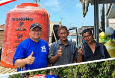 Tak Kunjung Hujan, Anggota DPRD Basel Suwandi Terus Salurkan Air Bersih Demi Warga yang Kesusahan