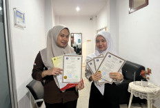Kanwil Kemenkum Babel Serahkan Empat Sertifikat Apostille untuk Mendukung Beasiswa ke Korea Selatan